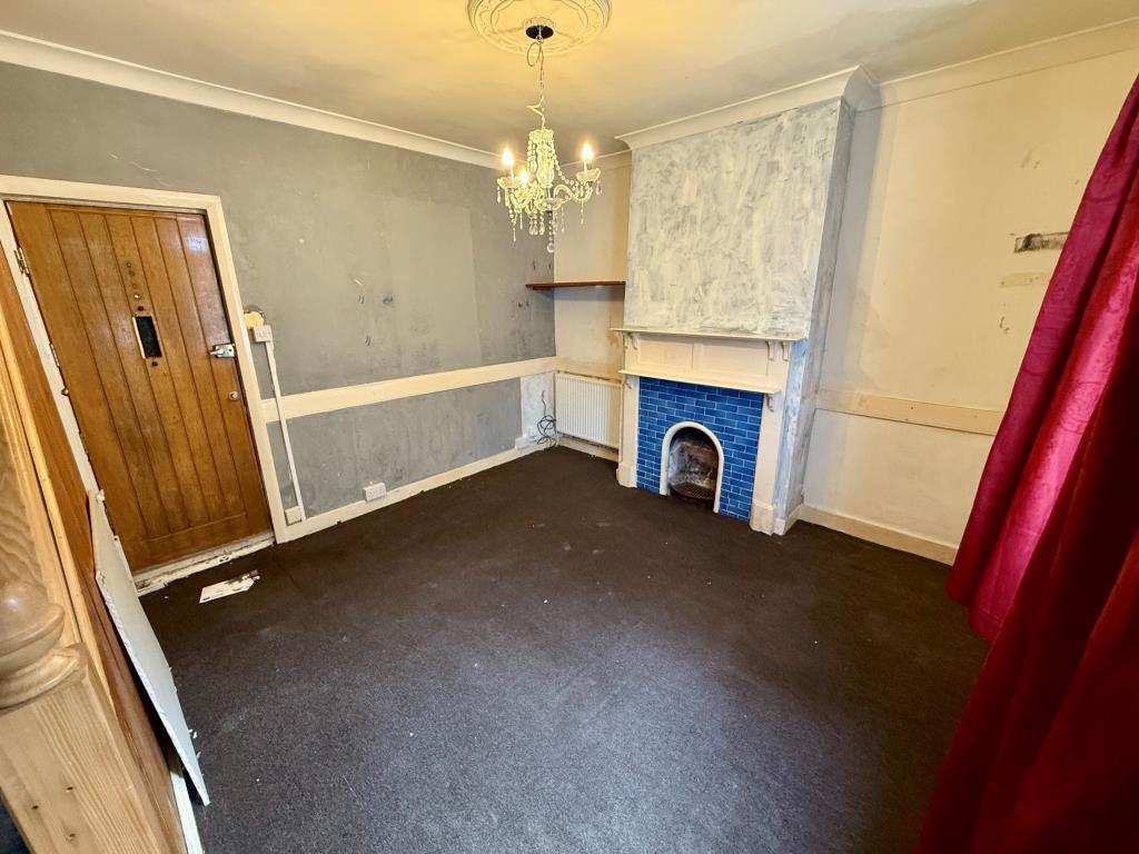 Lot: 119 - HOUSE FOR IMPROVEMENT - Living room